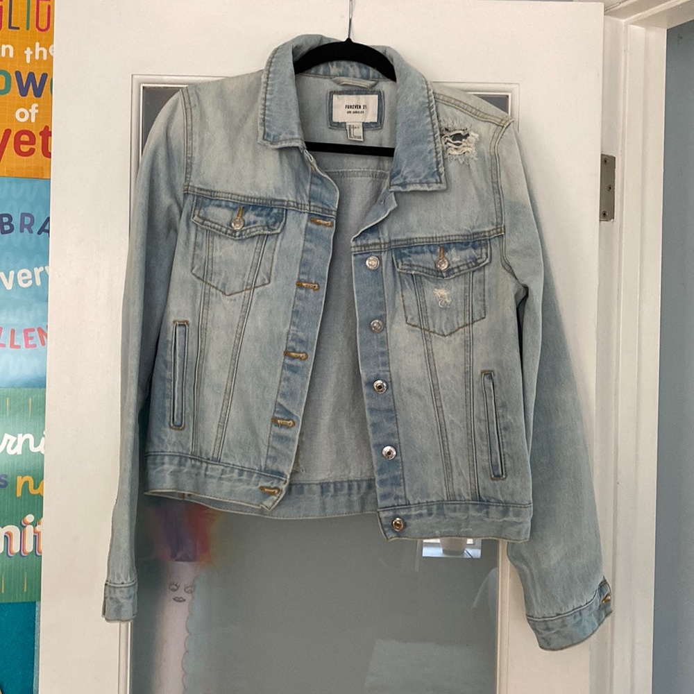 Forever 21 Los Angeles Distressed Demin Jacket🦩